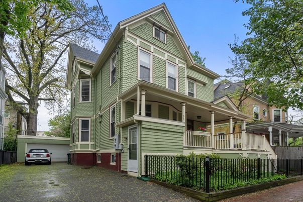 Attached, Exterior, Facade, Queen Anne Victorian