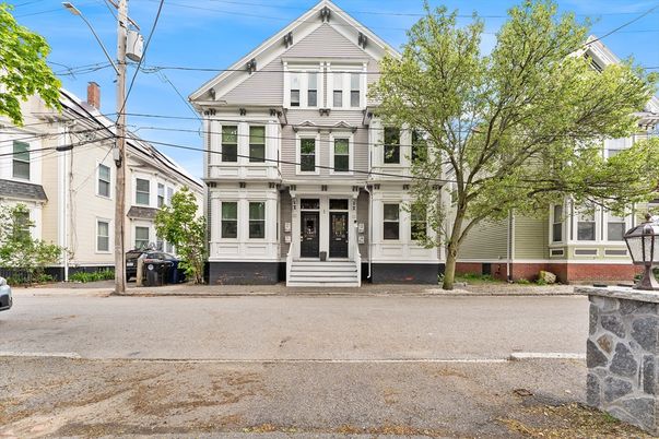 Exterior, Facade, Queen Anne Victorian