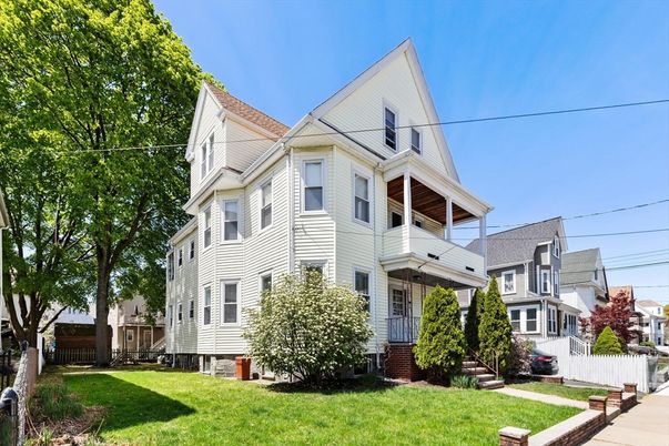 Exterior, Facade, Queen Anne Victorian