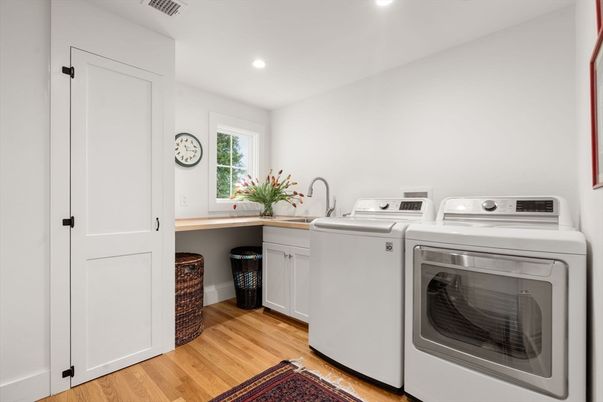 Interior, Recessed Lighting, Washer, Wood Texture Flooring