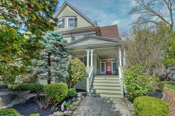 Exterior, Facade, Queen Anne Victorian