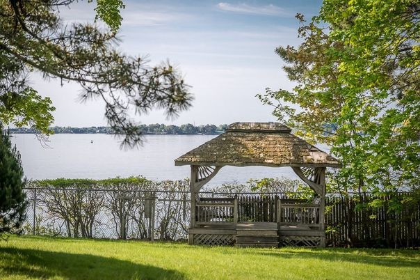 Exterior, Lake