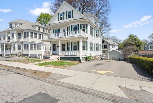 Exterior, Facade, Queen Anne Victorian