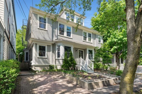 Exterior, Facade, American Foursquare