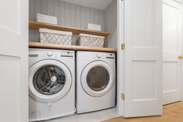 Interior, Utility Closets, Washer, Wood Texture Flooring