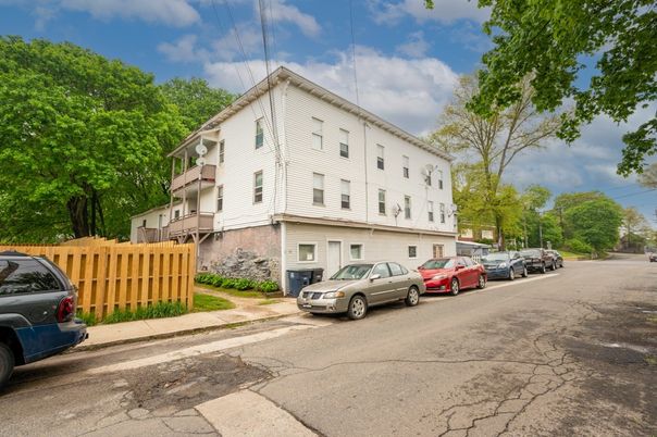 Exterior, Facade, Rowhouse
