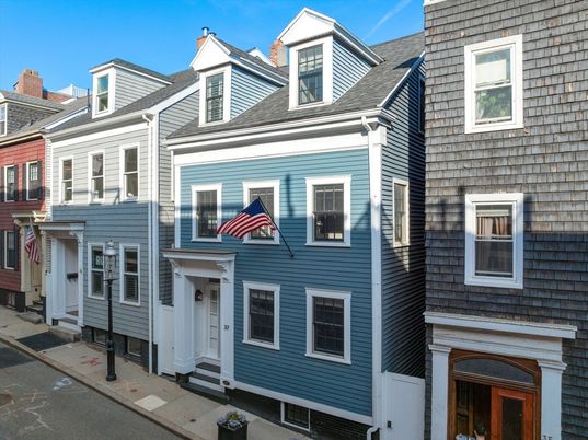 Exterior, Facade, Rowhouse
