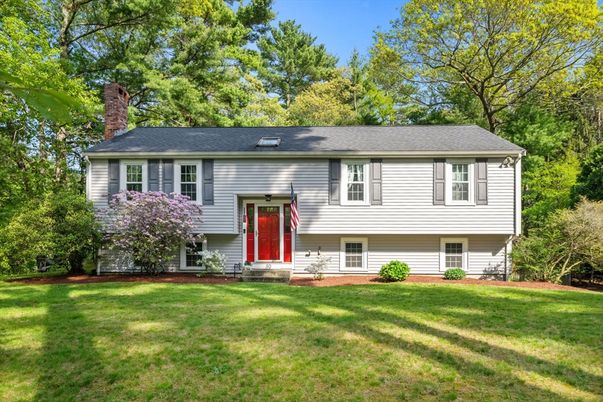 Exterior, Facade, Raised Ranch