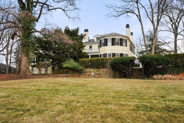 Backyard, Exterior, Facade, Queen Anne Victorian