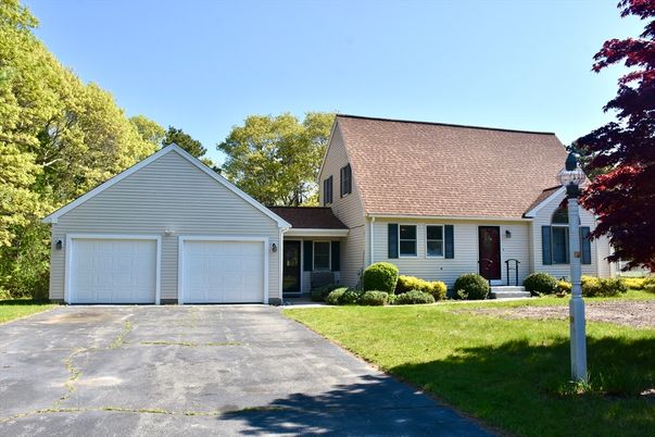 Attached, Exterior, Facade, Cape Cod