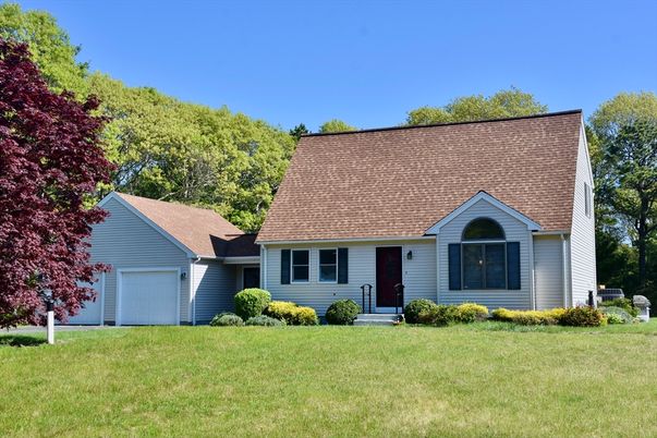 Attached, Exterior, Facade, Cape Cod