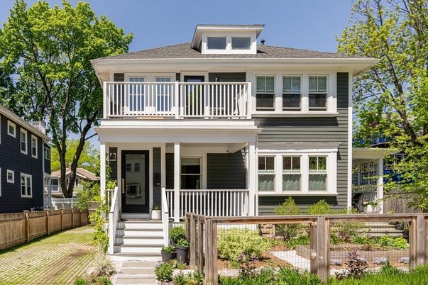 Exterior, Facade, American Foursquare