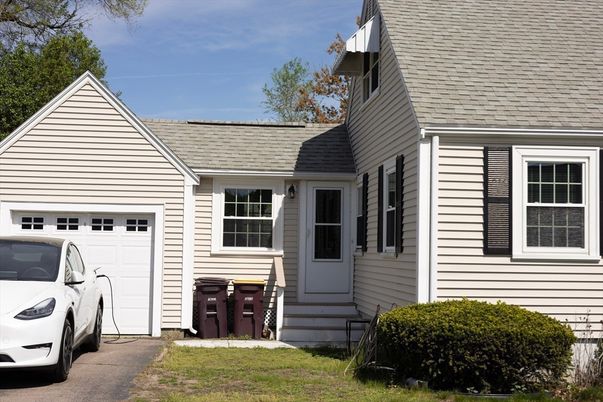 Attached, Exterior, Facade, Cape Cod