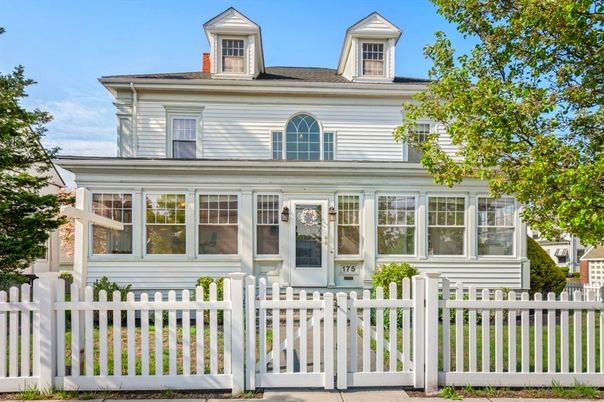 Exterior, Facade, American Foursquare