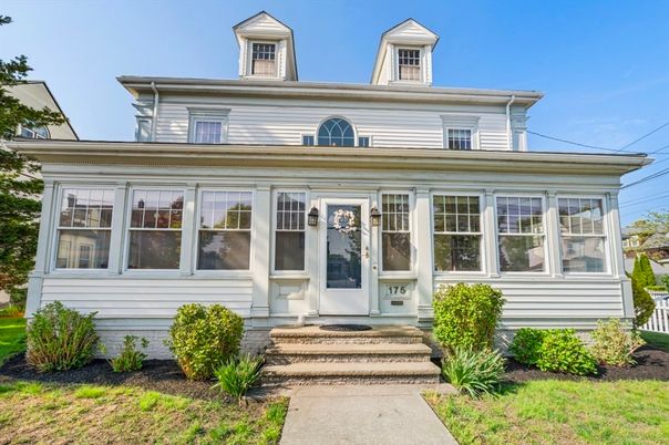 Exterior, Facade, American Foursquare