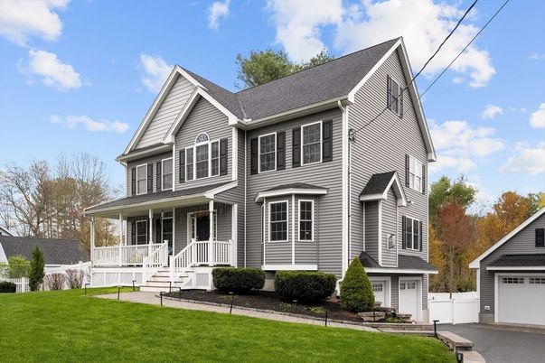 Attached, Exterior, Facade, Queen Anne Victorian