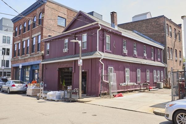 Exterior, Facade, Brick Facade, Rowhouse