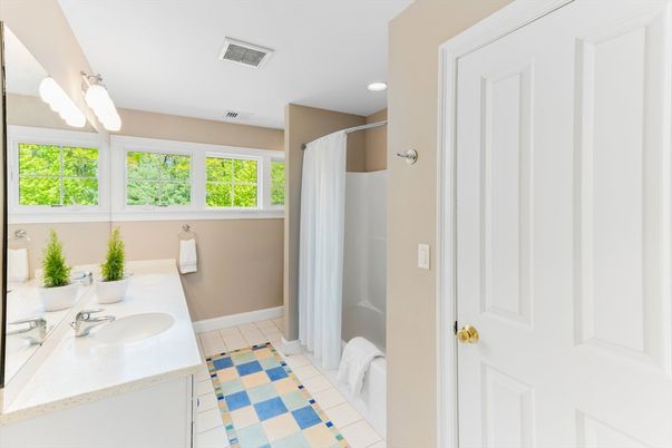 Bathroom, Dual Sink Vanities, Interior, Recessed Lighting