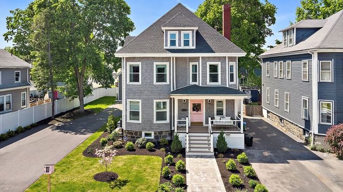 Exterior, Facade, Queen Anne Victorian