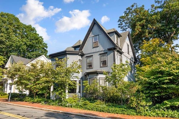 Exterior, Facade, Queen Anne Victorian