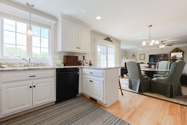 Chandelier, Dining room, Interior, Kitchen, Pendant Lights, Recessed Lighting, Wood Texture Flooring