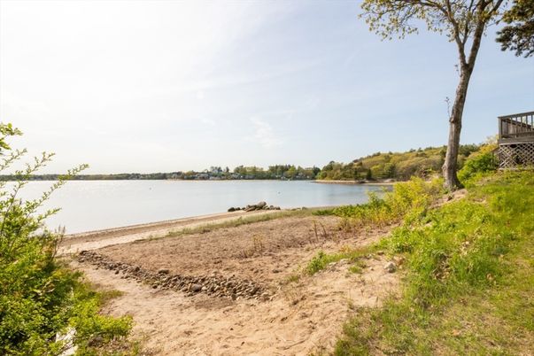 Exterior, Lake