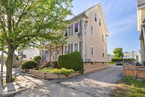 Exterior, Facade, Rowhouse