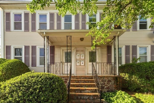 Exterior, Facade, Rowhouse