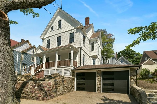 Attached, Exterior, Facade, Queen Anne Victorian