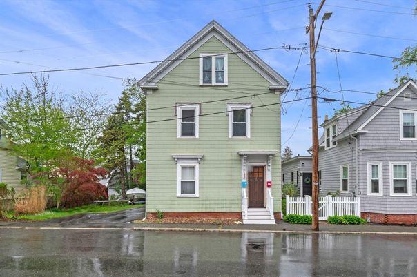 Exterior, Facade, Queen Anne Victorian