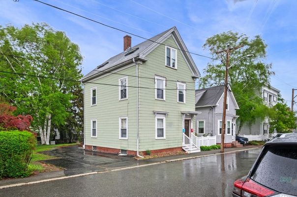 Exterior, Facade, Queen Anne Victorian