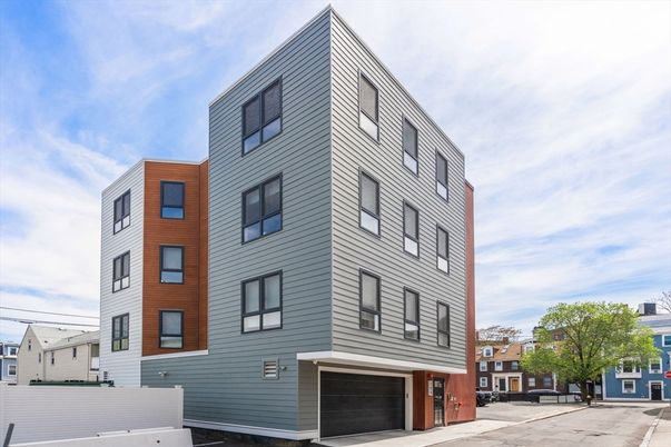 Attached, Exterior, Facade, Rowhouse