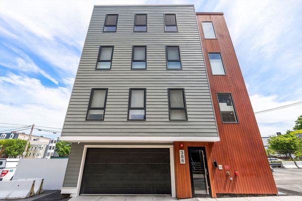 Attached, Exterior, Facade, Rowhouse