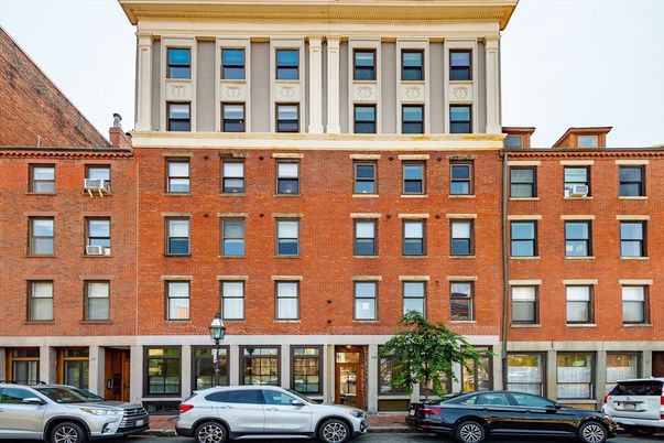 Exterior, Facade, Brick Facade, Chicago School