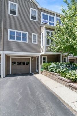 Attached, Exterior, Facade, Rowhouse