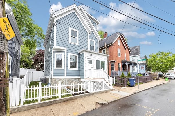 Exterior, Facade, Brick Facade, Queen Anne Victorian