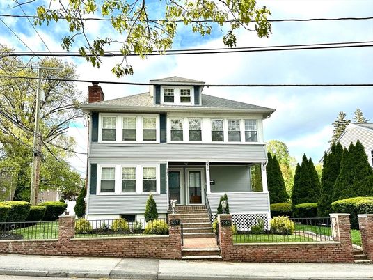 Exterior, Facade, American Foursquare