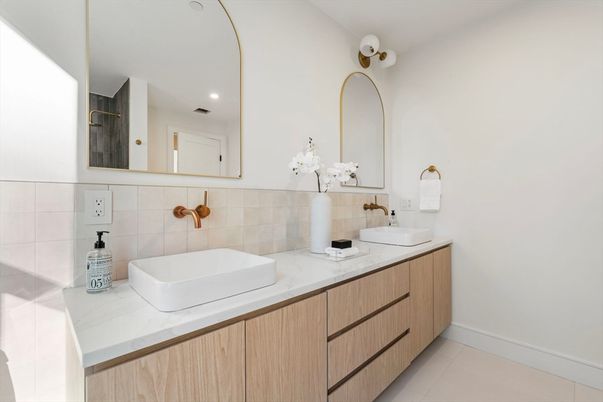 Bathroom, Dual Sink Vanities, Interior, Recessed Lighting