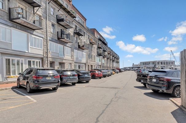 Exterior, Facade, Rowhouse