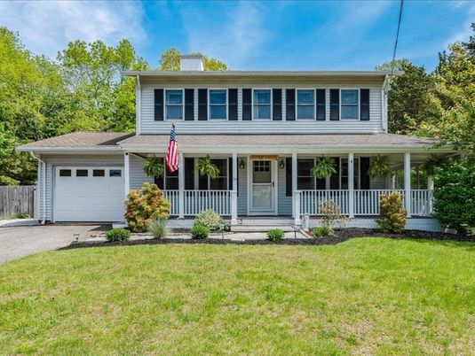 Attached, Exterior, Facade, American Foursquare