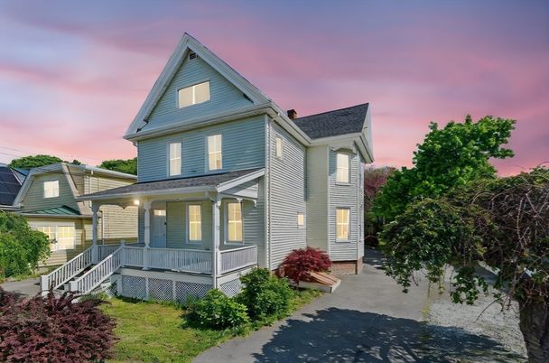 Exterior, Facade, Queen Anne Victorian
