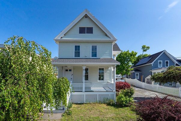 Exterior, Facade, Queen Anne Victorian