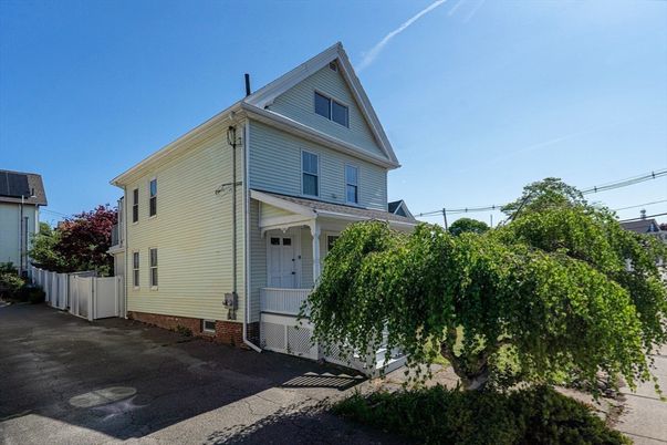 Exterior, Facade, Queen Anne Victorian