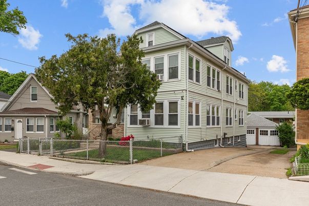 Exterior, Facade, Queen Anne Victorian