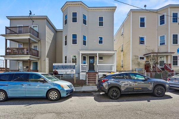 Exterior, Facade, Rowhouse