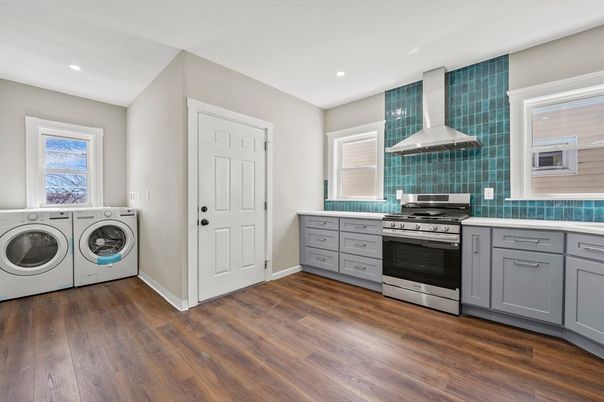 Interior, Recessed Lighting, Washer, Wood Texture Flooring