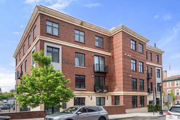 Exterior, Facade, Brick Facade, Rowhouse