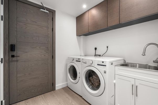 Interior, Recessed Lighting, Washer, Wood Texture Flooring