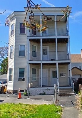 Exterior, Facade, Rowhouse