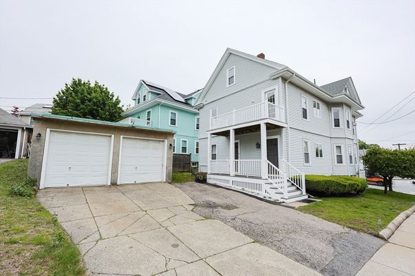 Attached, Exterior, Facade, Queen Anne Victorian